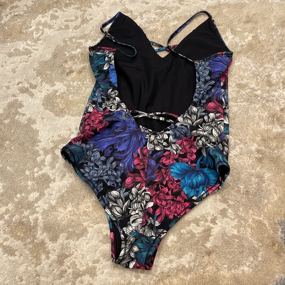 Lululemon Shoreline One Piece Swimsuit Size 4 Nocturnal Floral Multi Esca - Picture 5 of 9